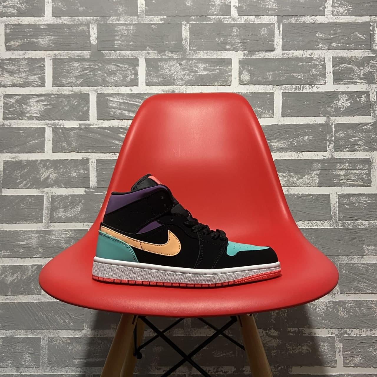 

Женские Кроссовки Nike Air Jordan Retro 1 Mid Multicolor / Найк Аир Джордан Ретро 1 Мид Многоцветные 40, Разные цвета