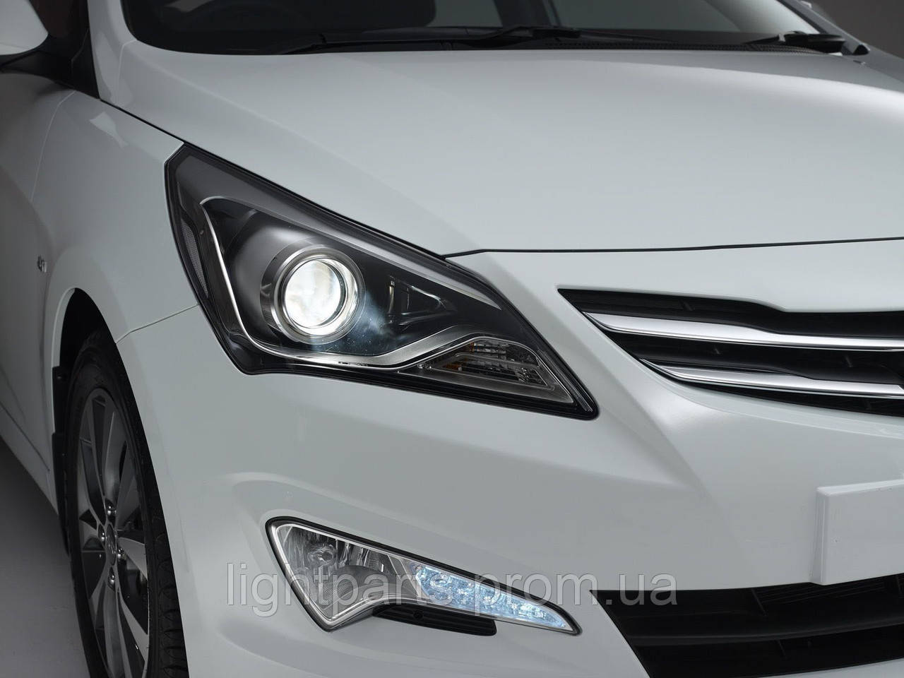 

Стекло фары Hyundai Solaris I (RBr) 2014-2017 Рестайлинг правое