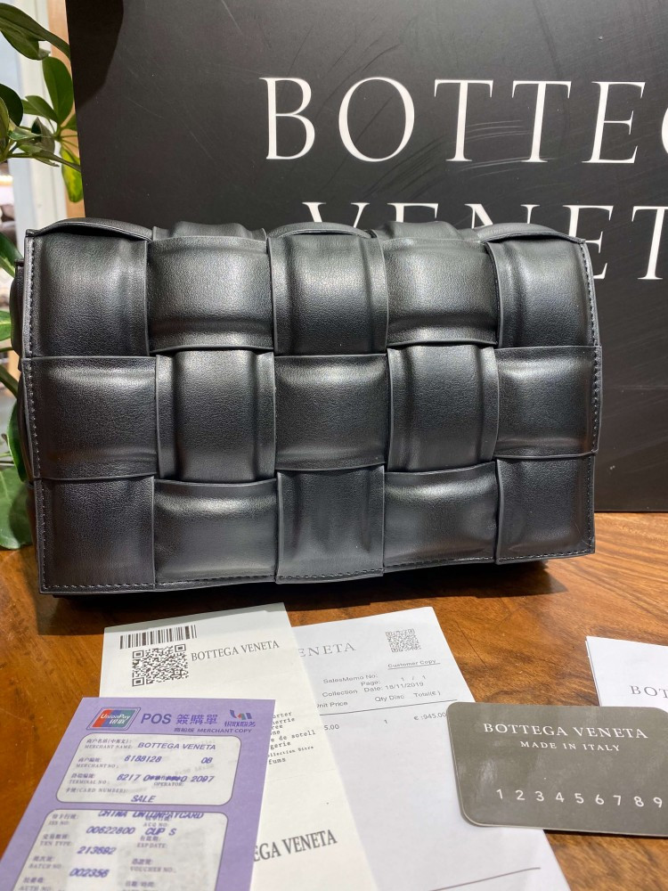 

Bottega Veneta Padded Cassette Bag Nero