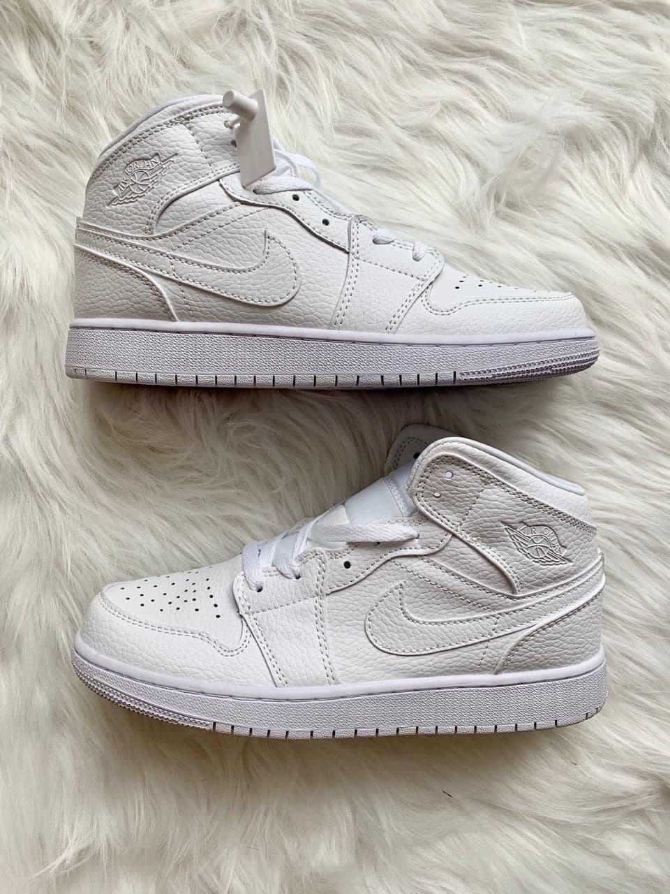 

Женские кроссовки Nike Air Jordan Retro 1 White / Найк Аир Джордан Ретро 1 Белые 39, Белый