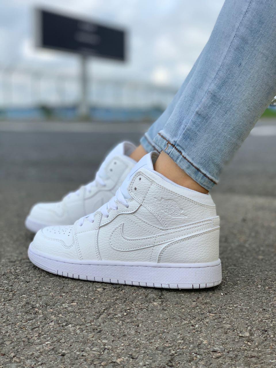 

Женские кроссовки Nike Air Jordan Retro 1 White / Найк Аир Джордан Ретро 1 Белые 38, Белый