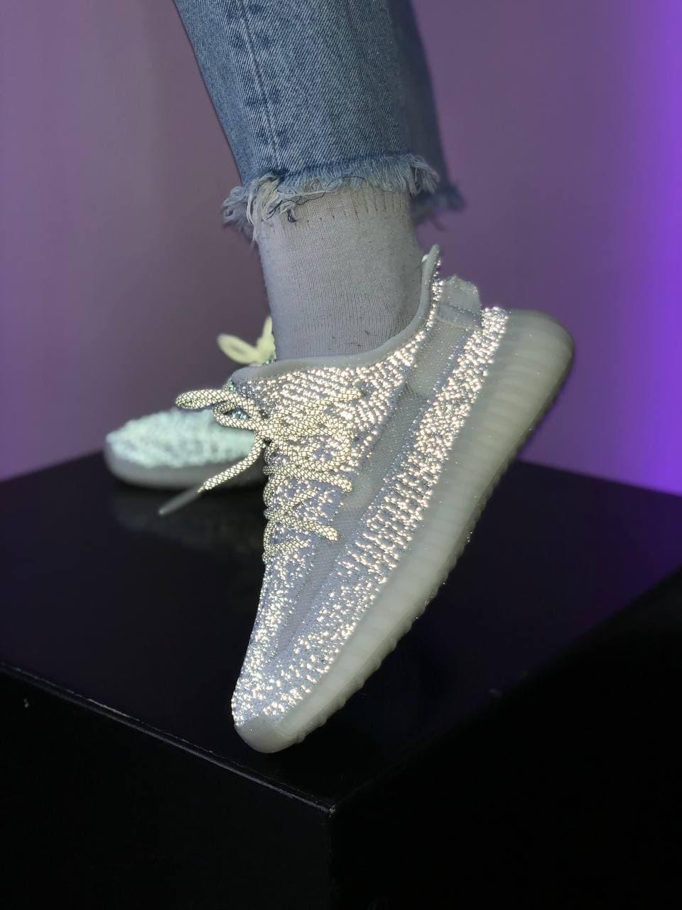 

Женские кроссовки Адидас Yeezy Boost 350 серые рефлективные, Серый