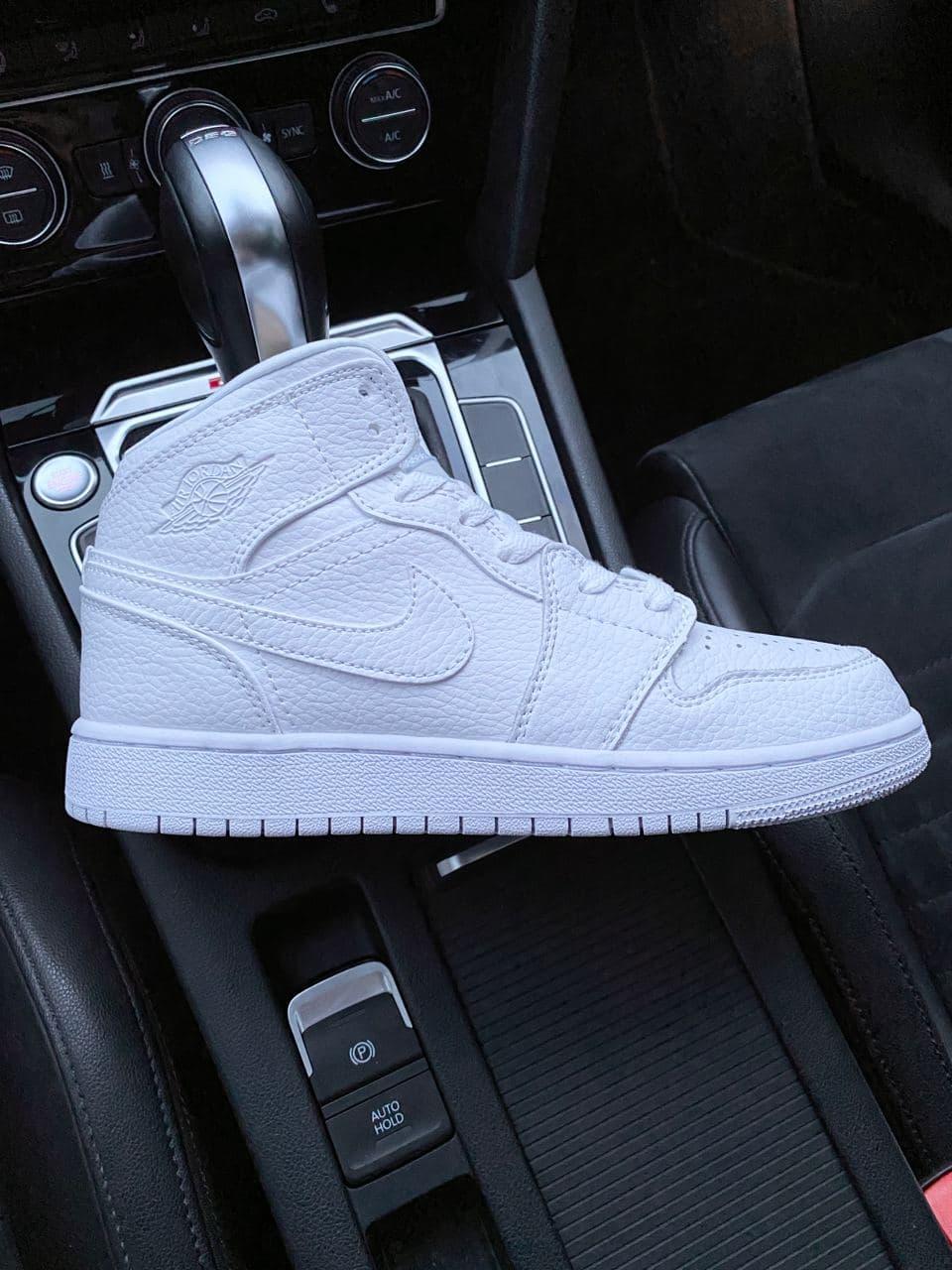 

Женские кроссовки Nike Air Jordan Retro 1 White / Найк Аир Джордан Ретро 1 Белые 37, Белый