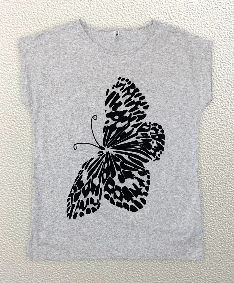 

Женская футболка большого размера 2XL. 3XL. Бабочка серая, Серый