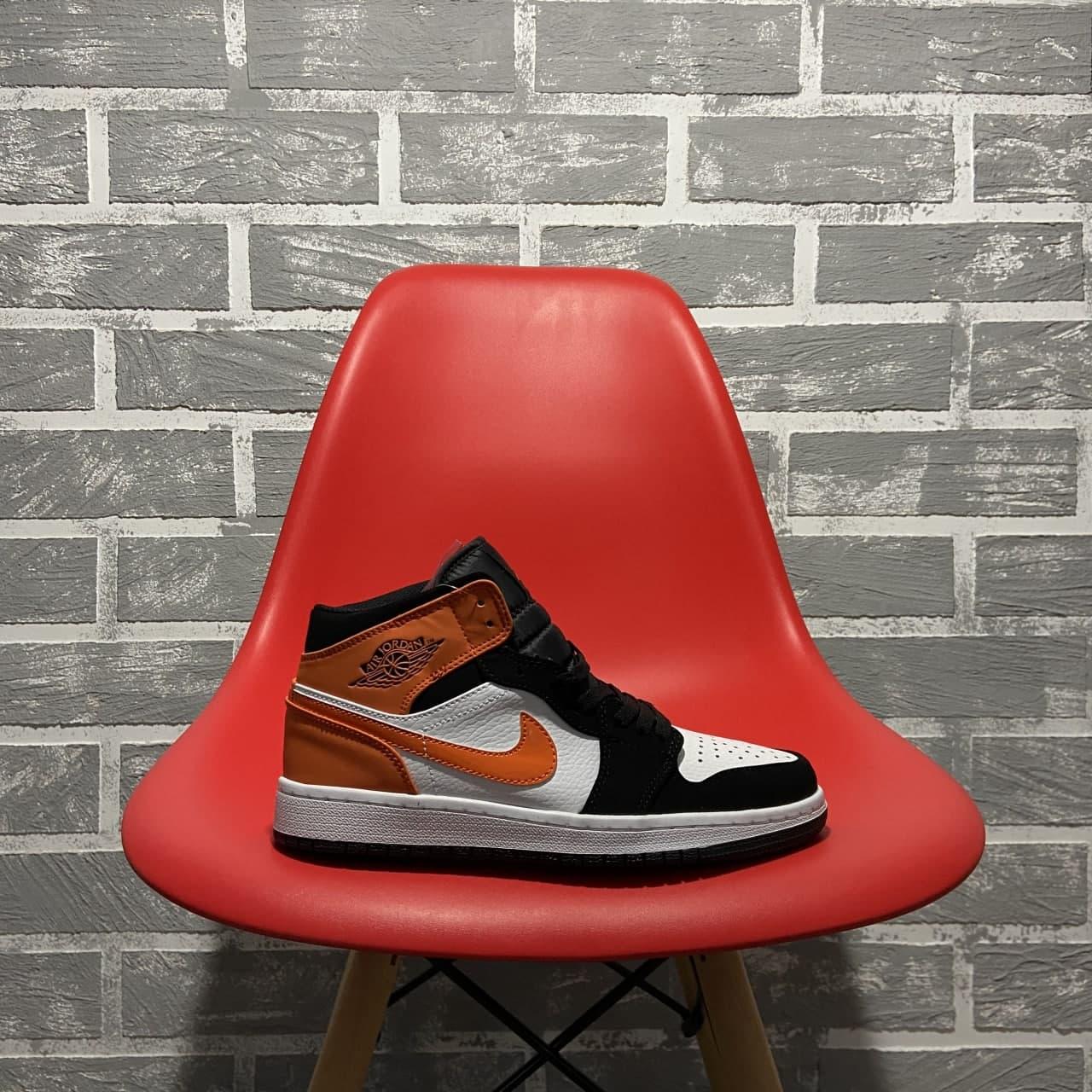 

Женские кроссовки Nike Air Jordan 1 Retro White Black Orange / Найк Аир Джордан 1 Ретро Белые Черные Оранжевые 40, Разные цвета