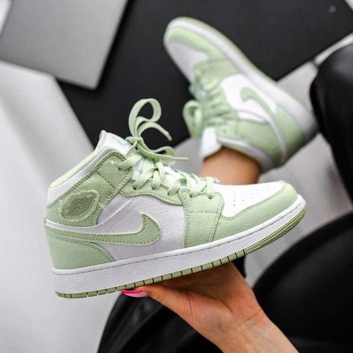 

Nike Air Jordan 1 Mid Green White | кроссовки женские; белые/зеленые; летние/осенние/весенние; найк, Зелёный