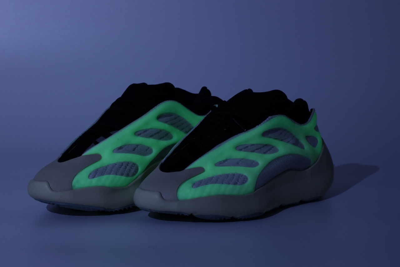 

Кроссовки мужские светящиеся в темноте стильные Адидас Yeezy 700 V3 Azael новинка 42, Бежевый/белый