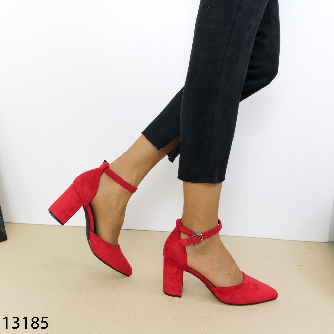 

Женские открытые туфли лодочки с острым носом на ремешке и на толстом удобном каблуке красные, Красный