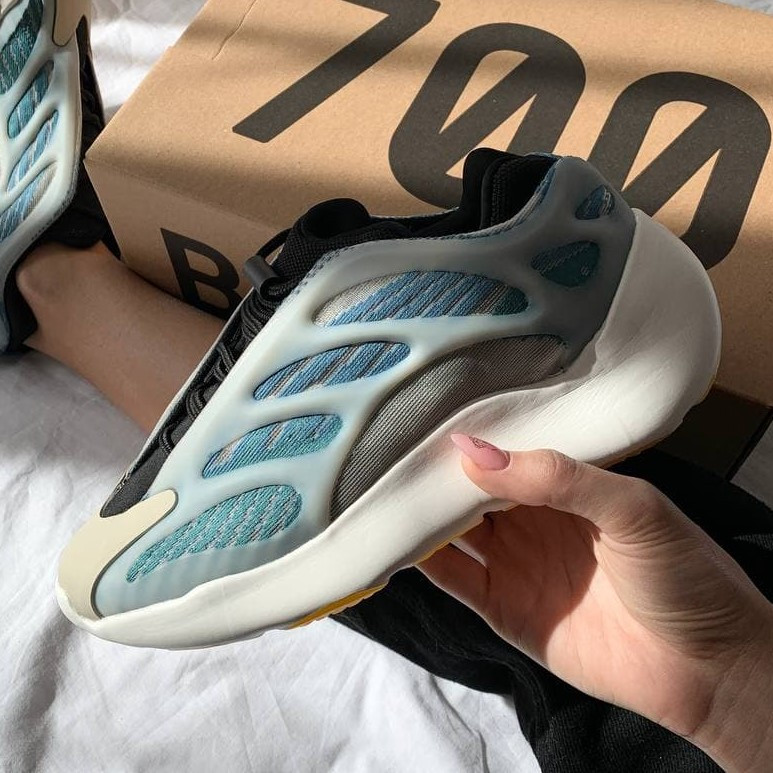 

Женские кроссовки Adidas Yeezy Boost 700 V3 Kyanite 1в1 как Оригинал! ТОП (ААА+) 38