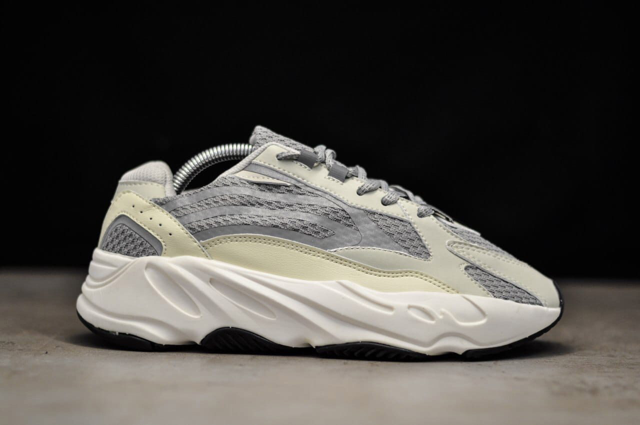 

Adidas yeezy 700V2 36, Бежевый