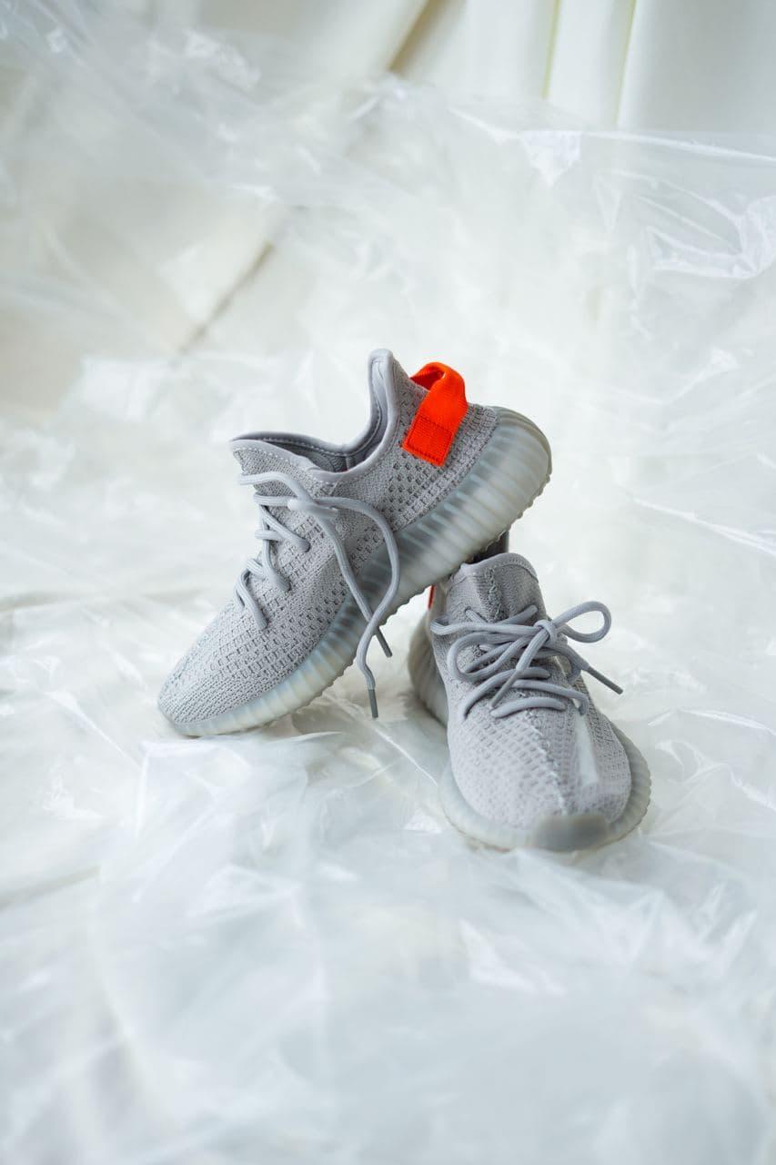 

Мужские кроссовки Adidas Yeezy Boost 350 v2 Tail Light / Адидас Изи Буст 350 в2 Серые, Серый