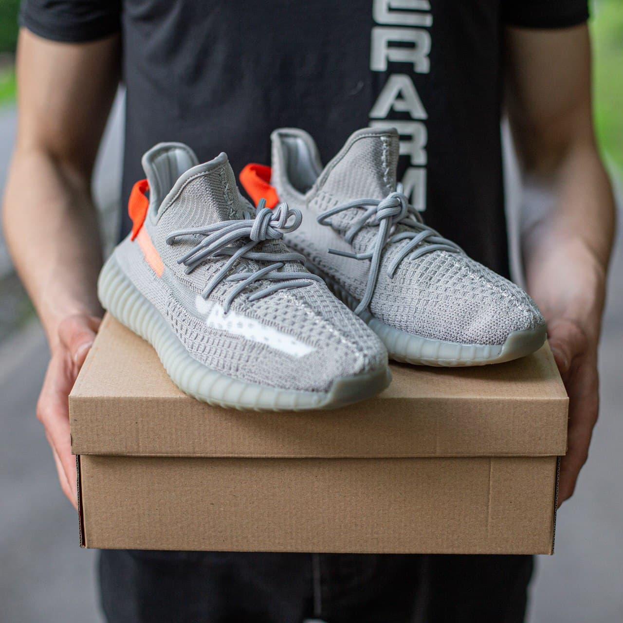 

Женские кроссовки Adidas Yeezy Boost 350 v2 Tail Light / Адидас Изи Буст 350 в2 Серые, Серый