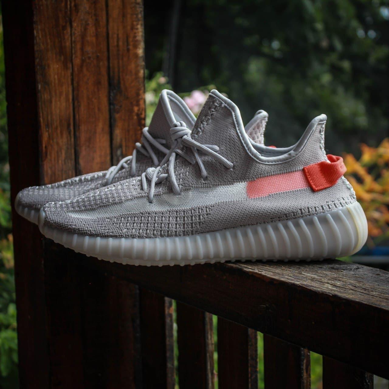 

Женские кроссовки Adidas Yeezy Boost 350 v2 Tail Light / Адидас Изи Буст 350 в2 Серые, Серый