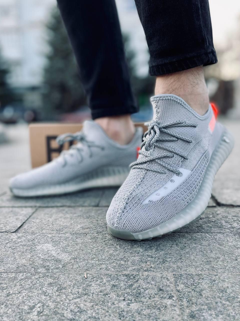 

Мужские серые тканевые светлые кроссовки Изи Буст Кроссовки Yeezy Boost 350 V2 купить в Украине