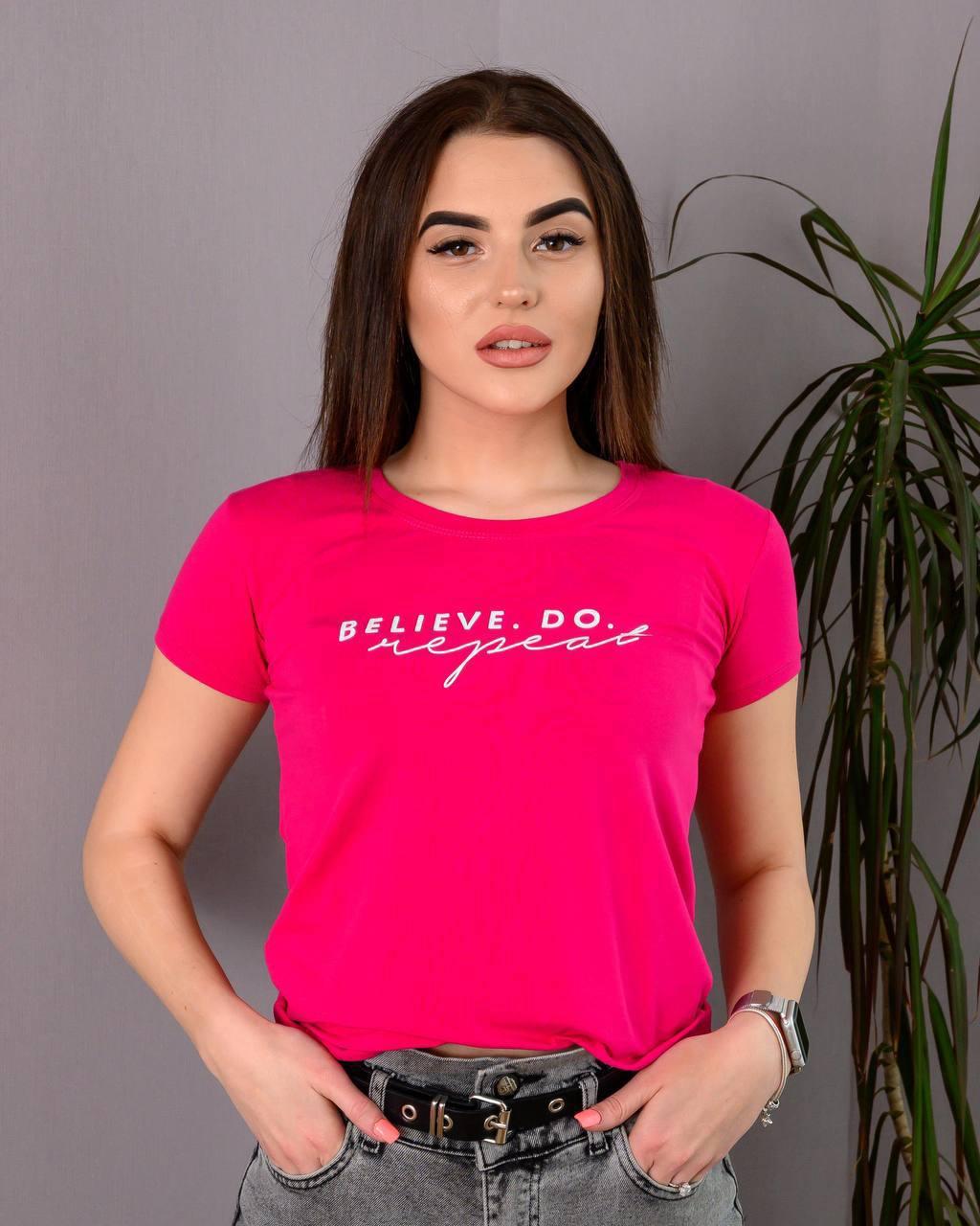 

Женская футболка с принтом в виде объемного текста "Belive.Do repeat" разных цветов Малиновый
