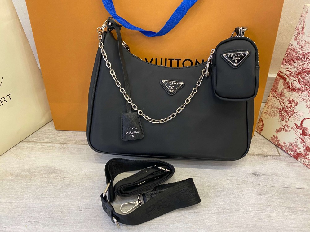 

в стиле Prada Re-Edition 2005 Nylon Shoulder Bag Black