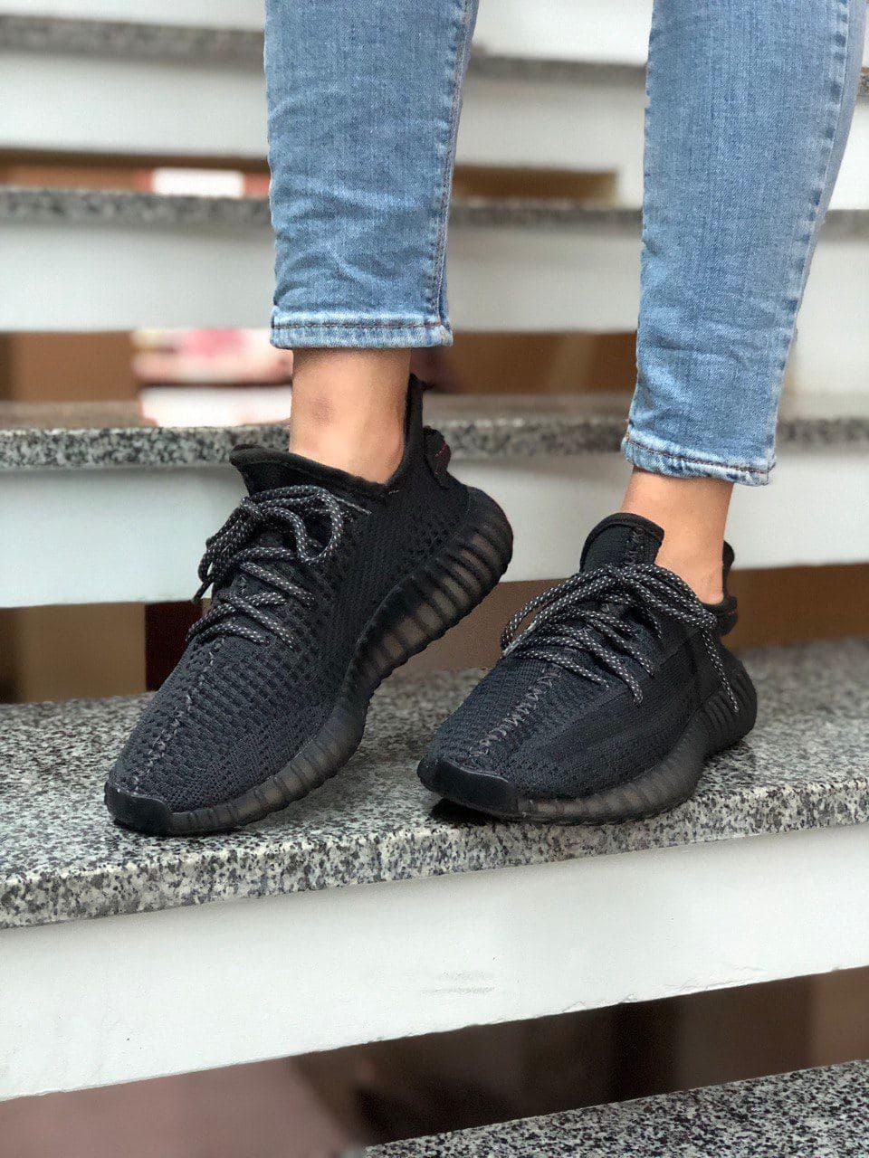 

Мужские кроссовки Adidas Yeezy Boost 350 v2 Black Reflective laces / Адидас Изи Буст 350 в2 Черные, Черный