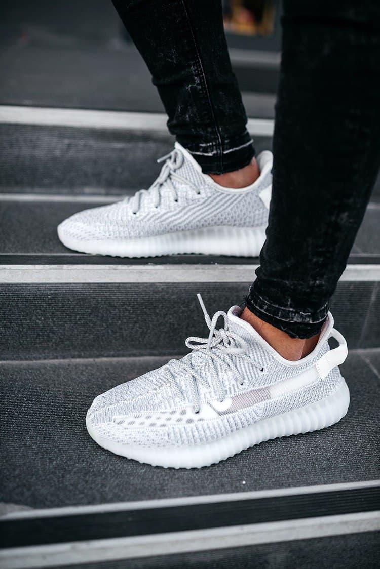 

Мужские кроссовки Adidas Yeezy Boost 350 v2 Static Reflective / Адидас Изи Буст 350 в2 Рефлективные 42, Светло-серый