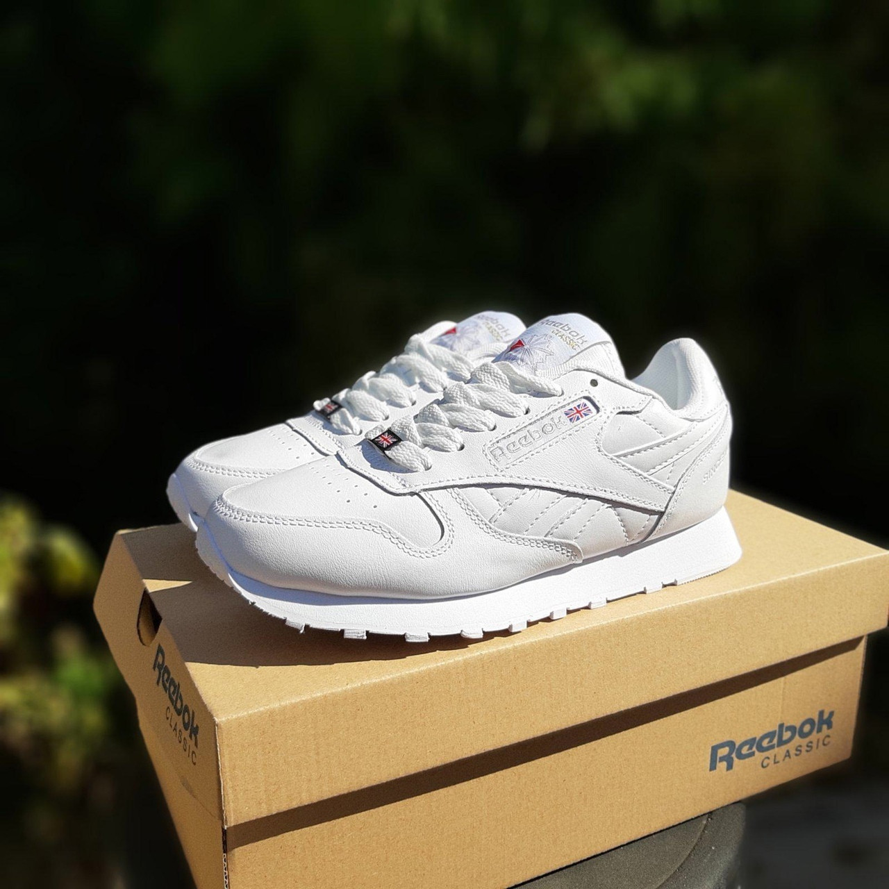 

Reebok Classic женские демисезонные белые кроссовки на шнурках. Весенние женские кожаные кроссы 39, Белый