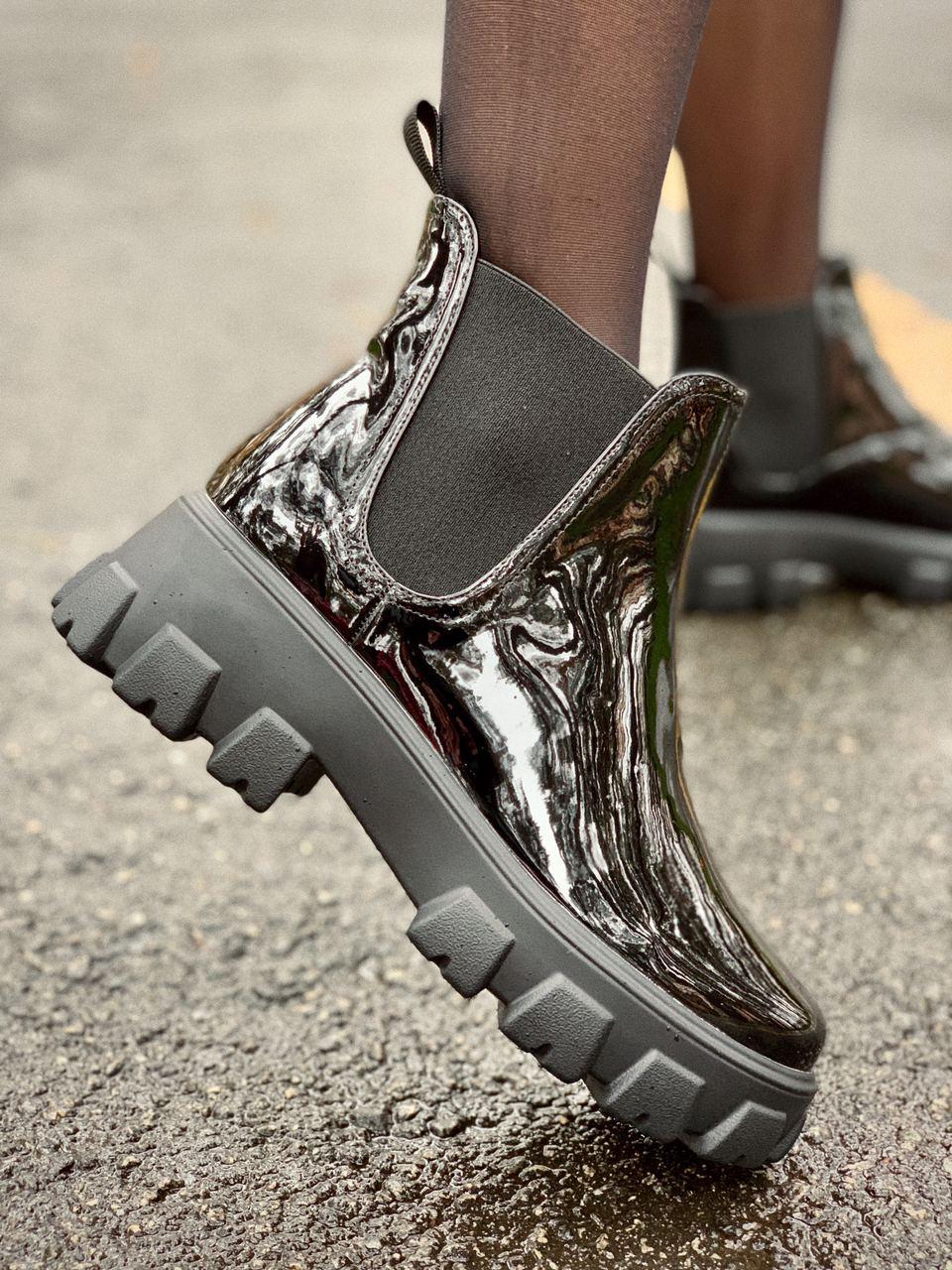 

Женские кожаные ботинки челси Prada Patent Leather Beatle Boots