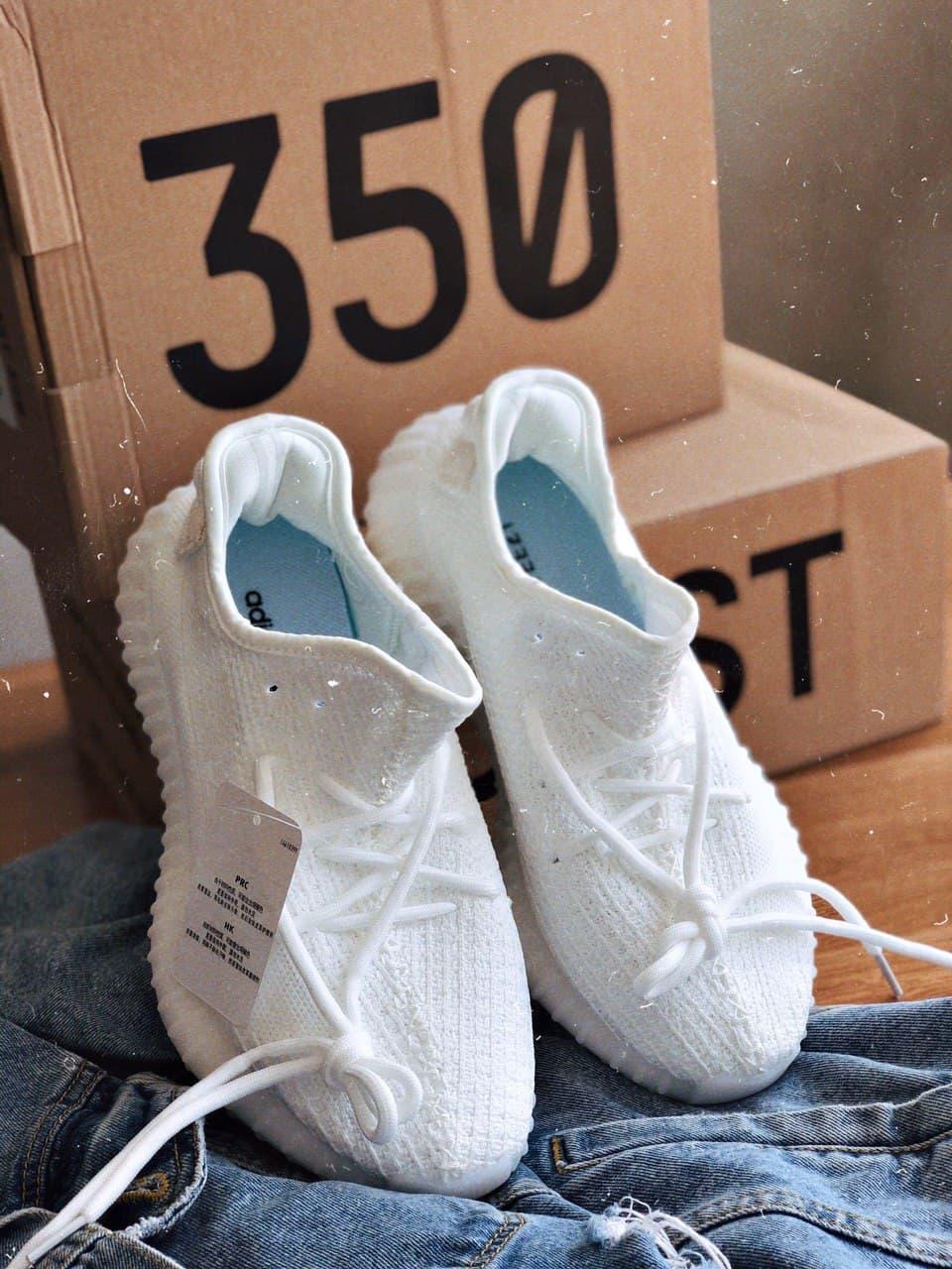 

Женские кроссовки Adidas Yeezy Boost 350 v2 White / Адидас Изи Буст 350 в2 Белые, Белый