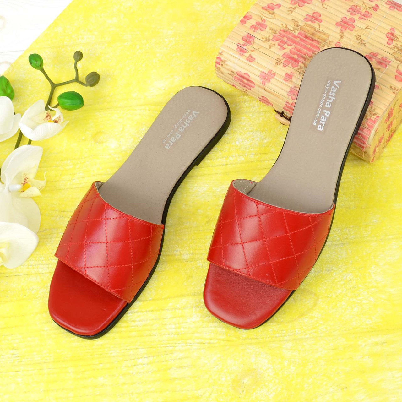 Шлепанцы женские кожаные красного цвета, квадратный носок