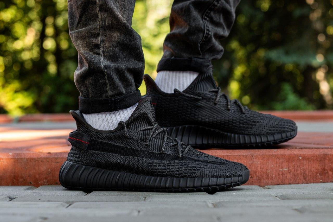 

Кроссовки мужские Adidas Yeezy Boost 350 v2 Triple Black 43, Черный