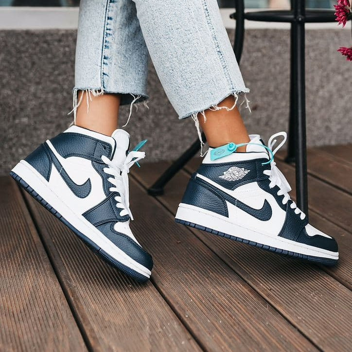 

Женские кроссовки Nike Air Jordan Retro 1 Black White / Найк Аир Джордан Ретро 1 Черные Белые 38, Фиолетовый