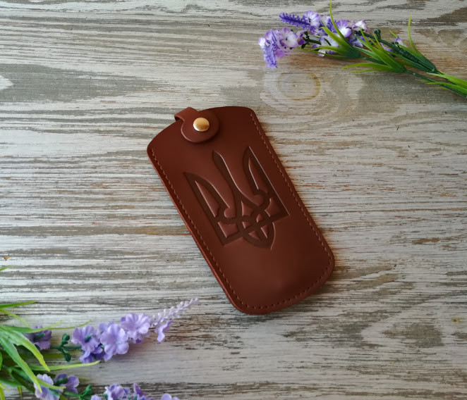 

Кожаная ключница коричневая мужская карманная для ключей с тиснением "Тризуб и Вышиванка" Украина кожа, Коричневый