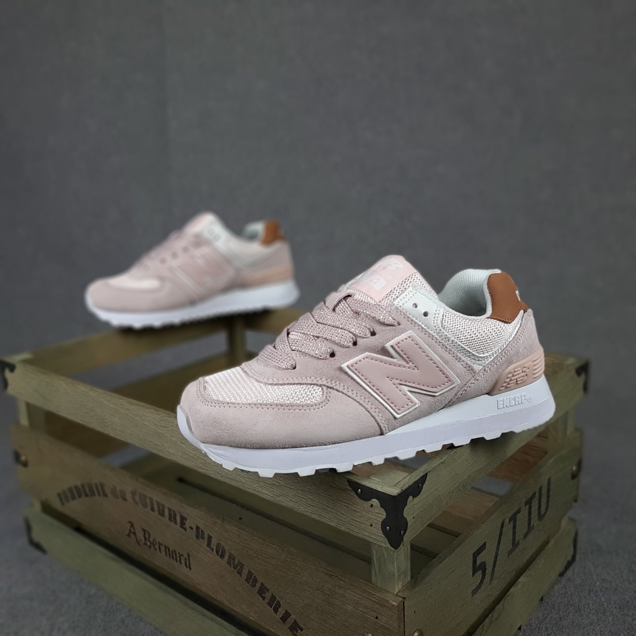 

New Balance 574 женские демисезонные пудровые кроссовки на шнурках. Весенние женские замшевые кроссы, Пудра