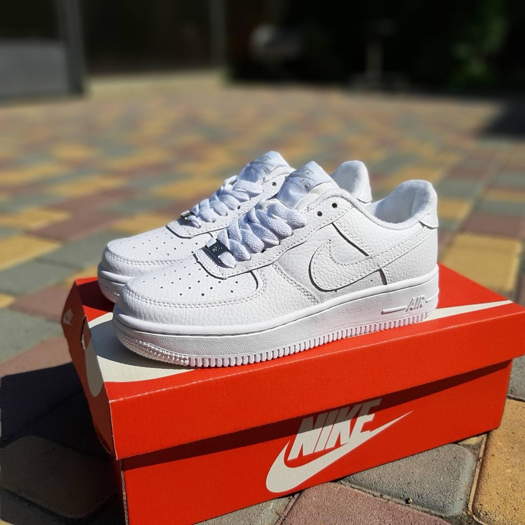 

Nike Air Force женские демисезонные белые кроссовки на шнурках. Весенние женские кожаные кроссы 39, Белый