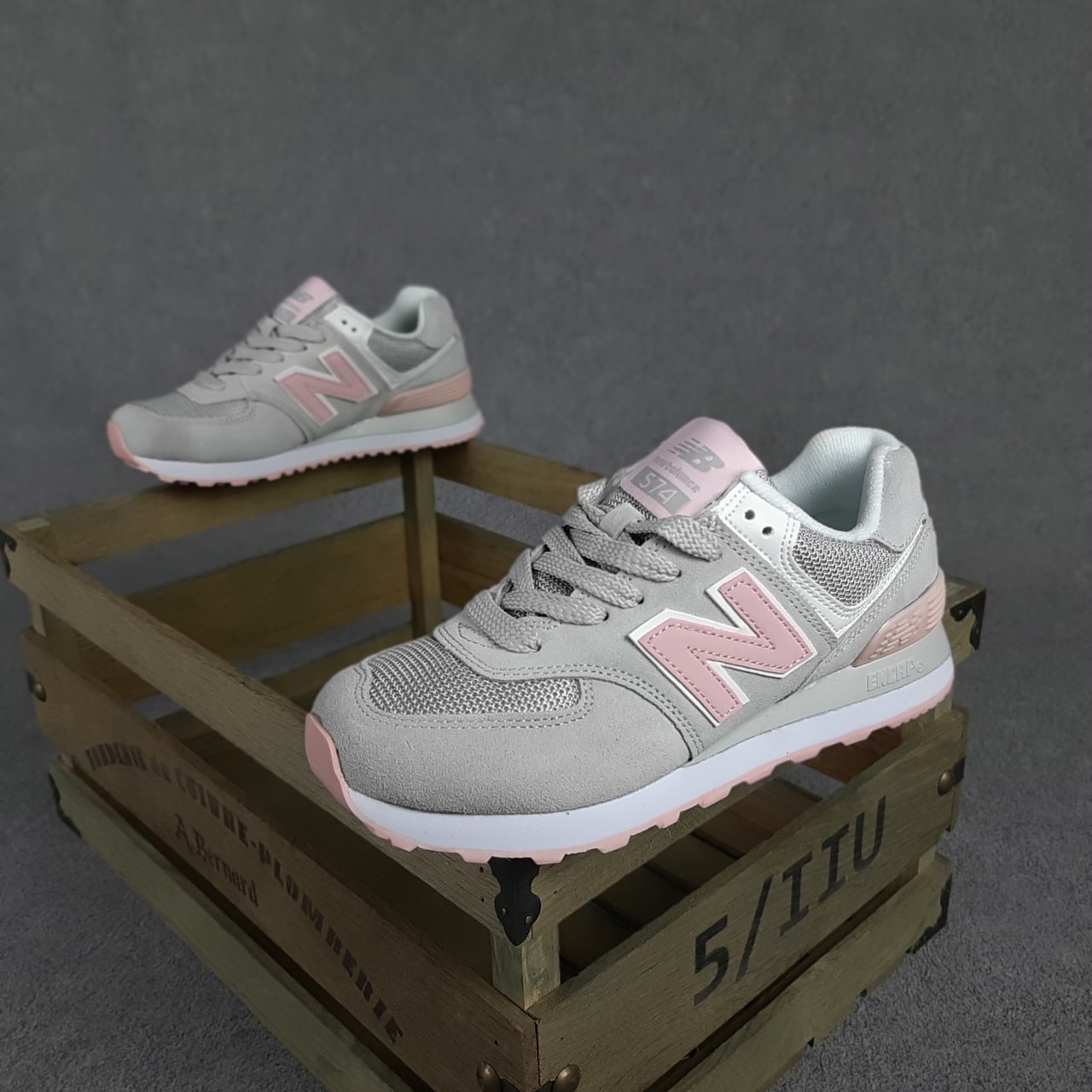 

New Balance 574 женские демисезонные серые кроссовки на шнурках. Весенние женские замшевые кроссы 41, Серый