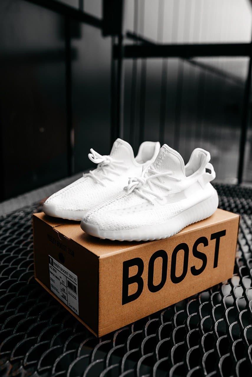 

Мужские кроссовки Adidas Yeezy Boost 350 v2 Triple White / Адидас Изи Буст 350 в2 Белые, Белый