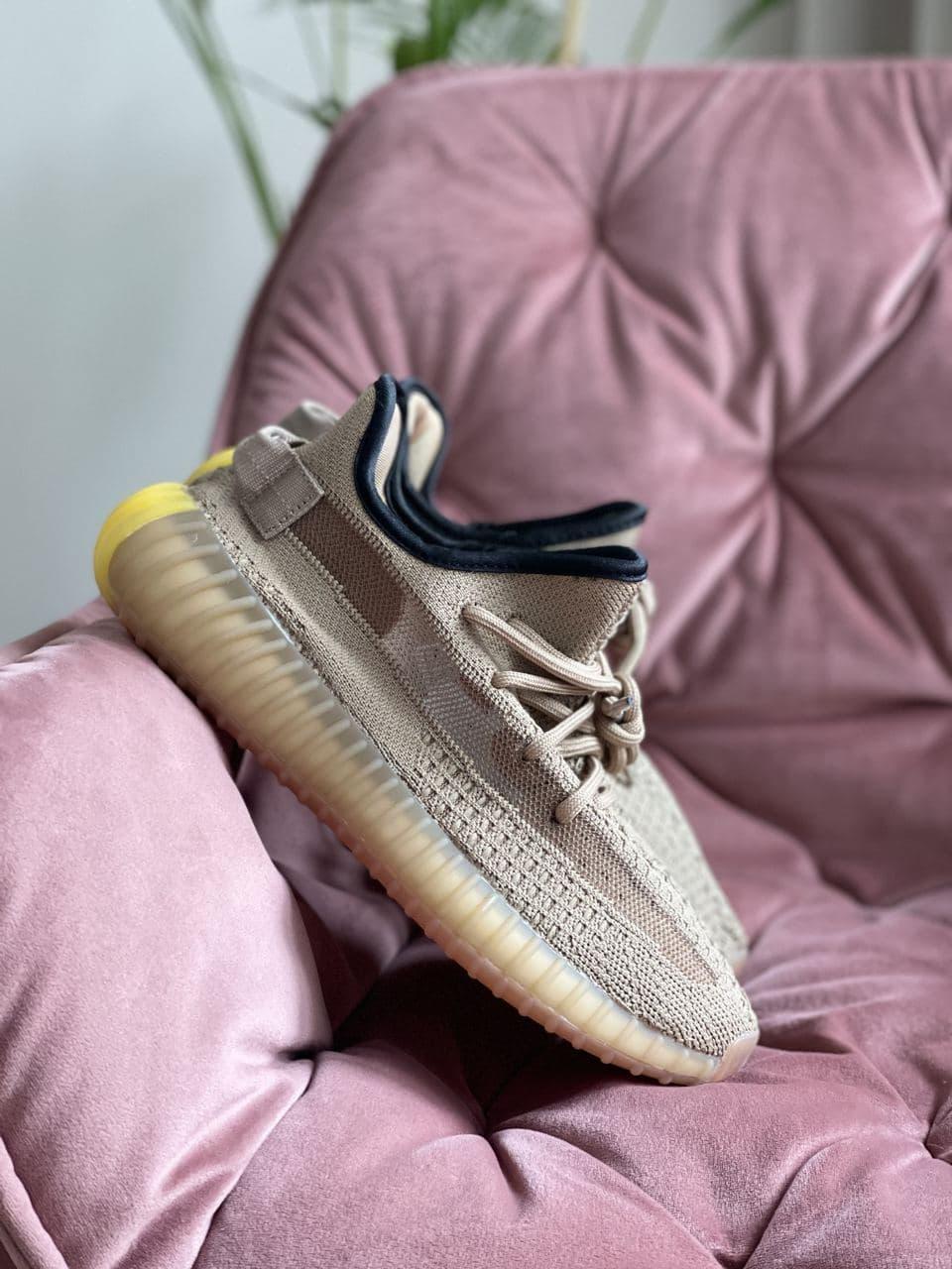 

Кроссовки женские Adidas Yeezy Boost 350 v2 бежевые Бежевый, 39, 25.5