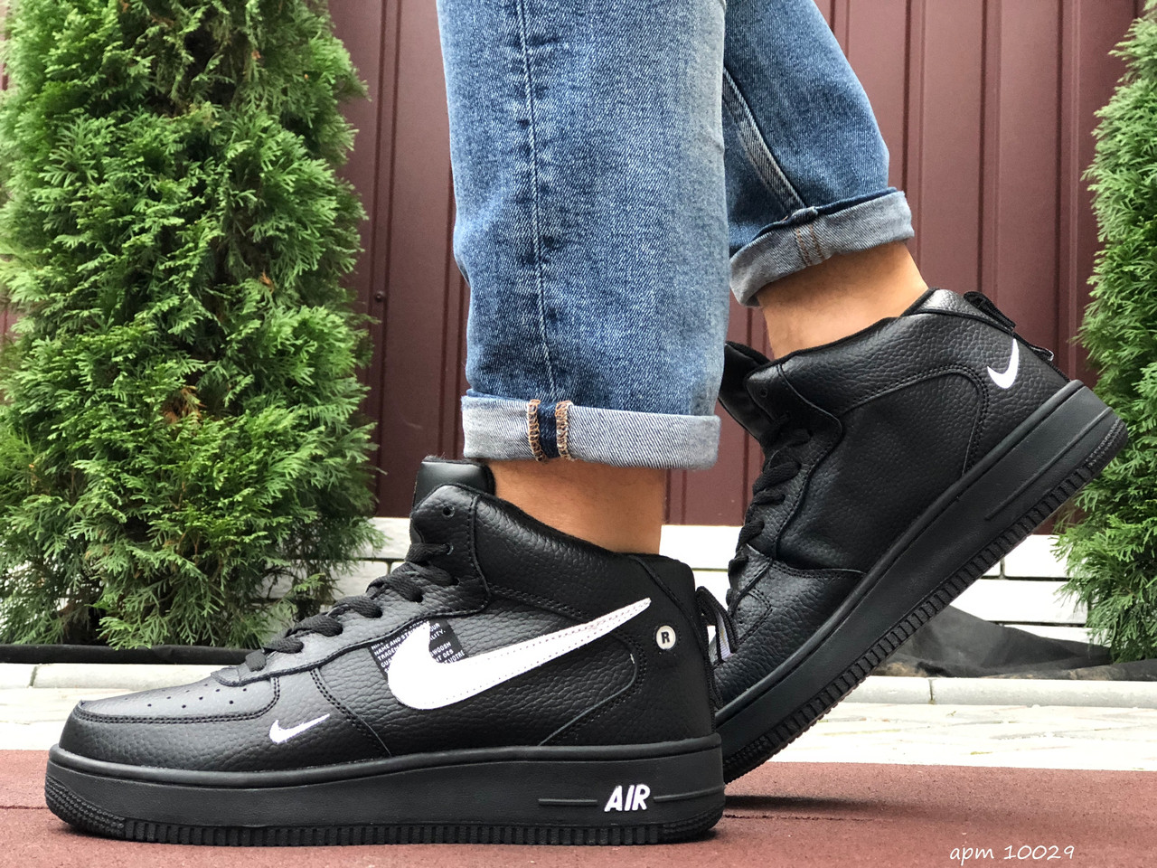 

Кросівки чоловічі в стилі Nike Air Force чорні з білим ( зима )