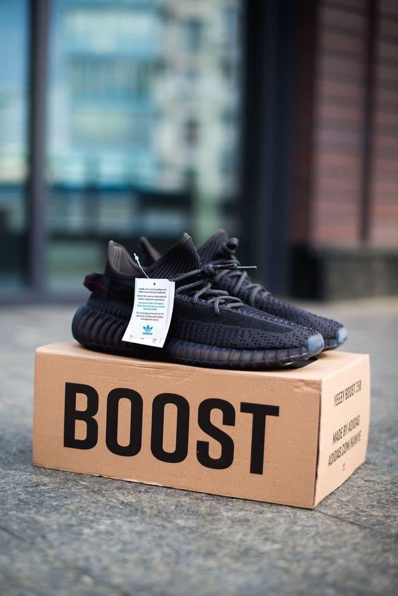 

Женские кроссовки Adidas Yeezy Boost 350 v2 Black Reflective laces / Адидас Изи Буст 350 в2 Черные 39, Черный