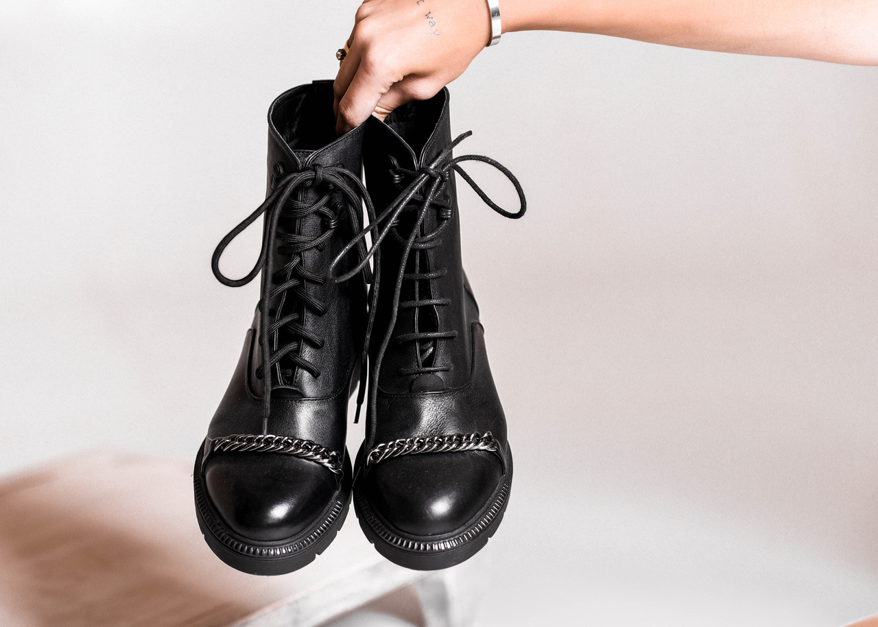 

Женские черные кожаные ботинки с цепочкой на шнурках низкой ход Италия, Черный