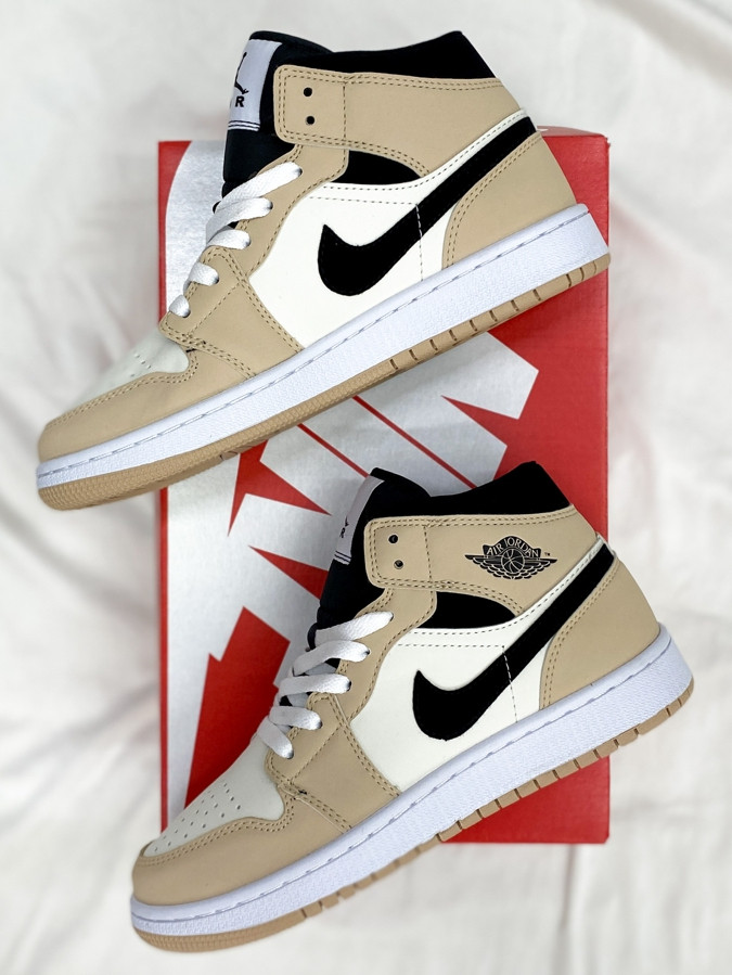 

Женские кроссовки Nike Air Jordan Retro High Beige/Black