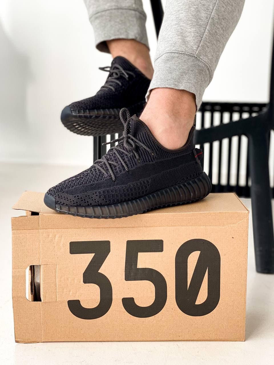 

Женские кроссовки Adidas Yeezy Boost 350 v2 Black Reflective laces / Адидас Изи Буст 350 в2 Черные 37, Черный