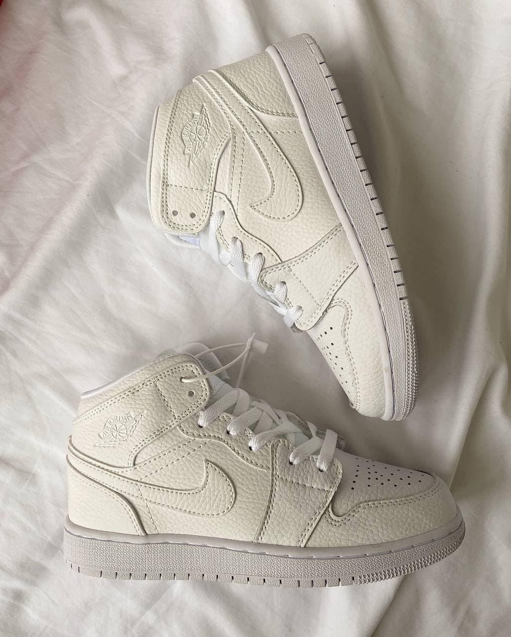 

Женские кроссовки Nike Air Jordan Retro 1 White / Найк Аир Джордан Ретро 1 Белые, Белый