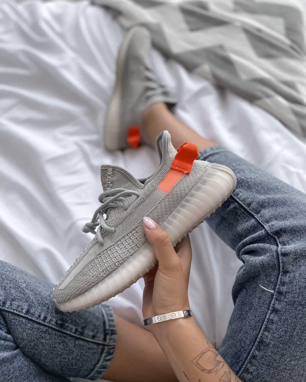 

Женские кроссовки Adidas Yeezy Boost 350 v2 Tail Light / Адидас Изи Буст 350 в2 Серые 39, Серый