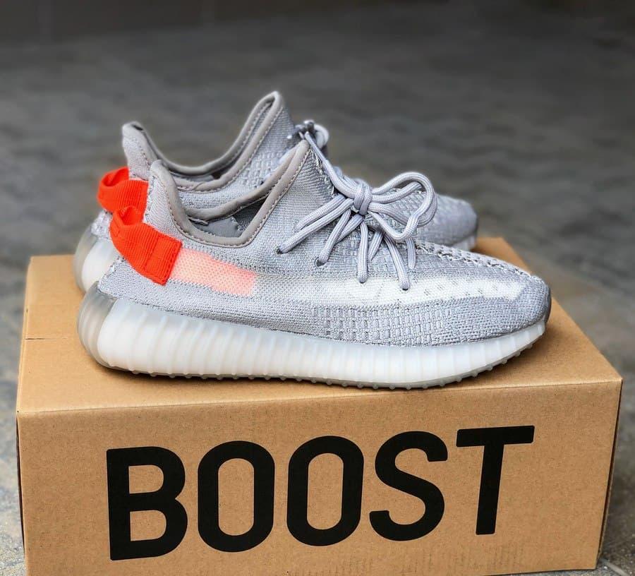 

Женские кроссовки Adidas Yeezy Boost 350 v2 Tail Light / Адидас Изи Буст 350 в2 Серые 37, Серый