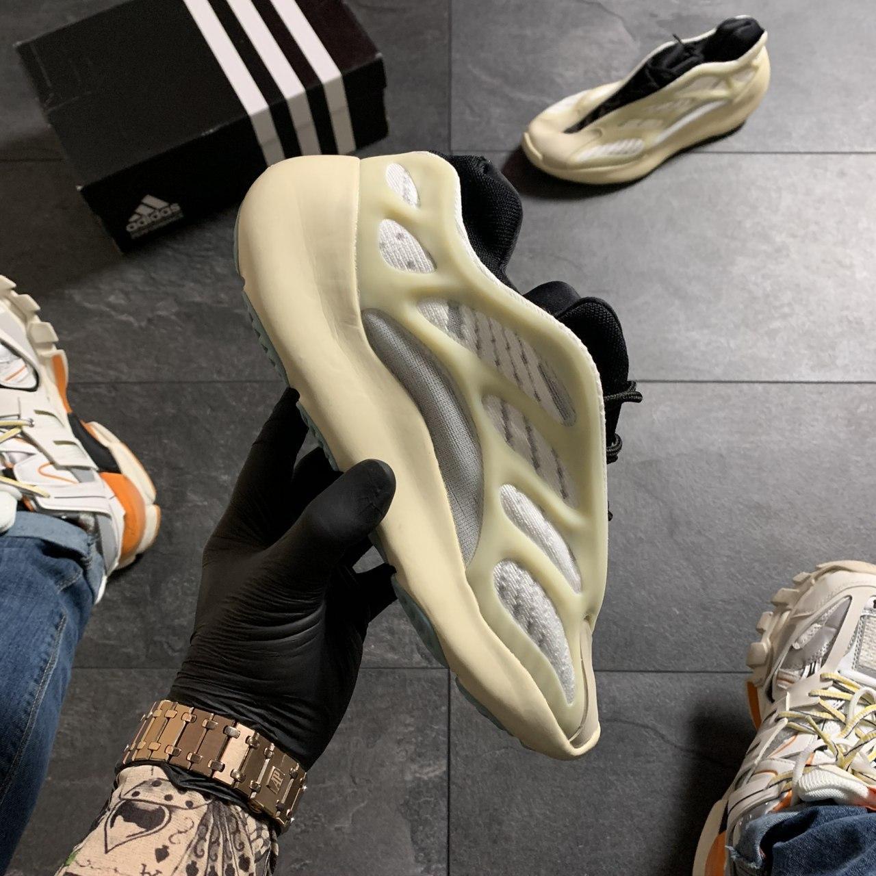 

Мужские кроссовки Adidas Yeezy Boost 700 V3 Beige Black / Адидас Изи Буст 700 В3 Бежевые Черные 44, Черно-белый