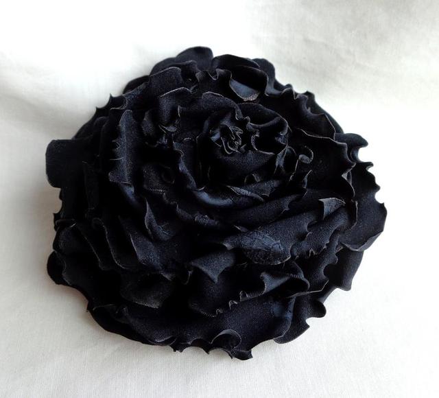 Брошка квітка з тканини ручної роботи "Чорна атласна гвоздика" -купити - в інтернет-магазині AnnaRose