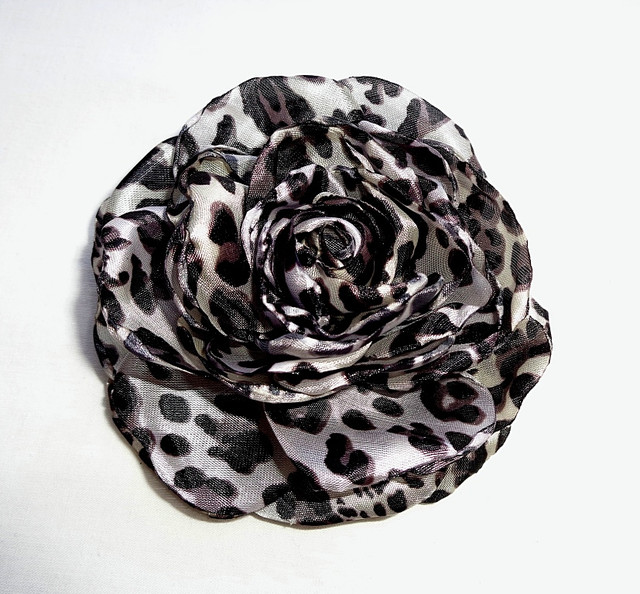 Брошка квітка з тканини ручної роботи "Роза Сірий Барс" -купити-в інтернет-магазині AnnaRose