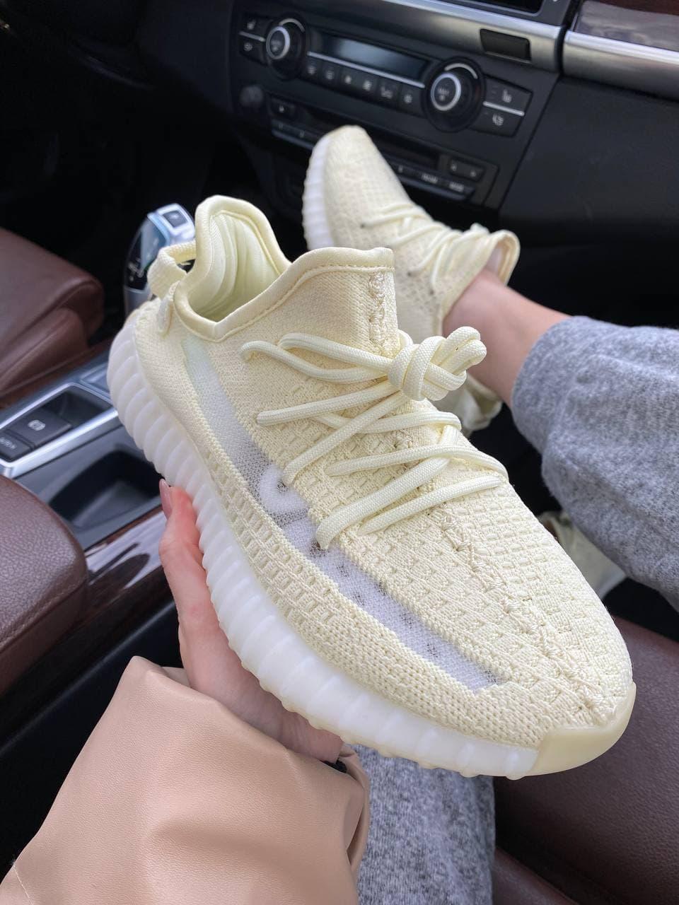 

Женские кроссовки Adidas Yeezy Boost 350 v2 Light Yellow Lemon / Адидас Изи Буст 350 в2 Светлые Желтые, Желтый