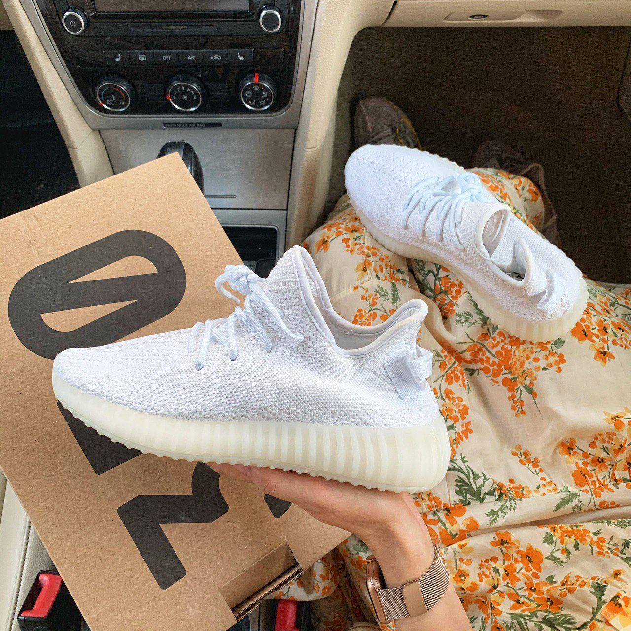 

Женские кроссовки Adidas Yeezy Boost 350 v2 White / Адидас Изи Буст 350 в2 Белые 38, Белый