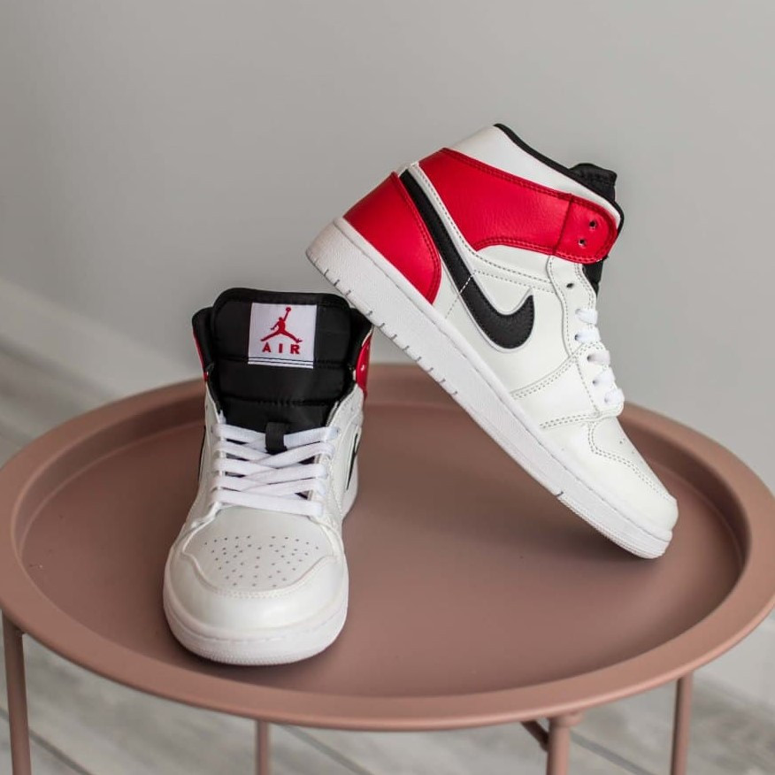 

Женские кроссовки Nike Air Jordan Retro 1 White Black Red / Найк Аир Джордан Ретро 1 Белые Черные Красные 37, Белый