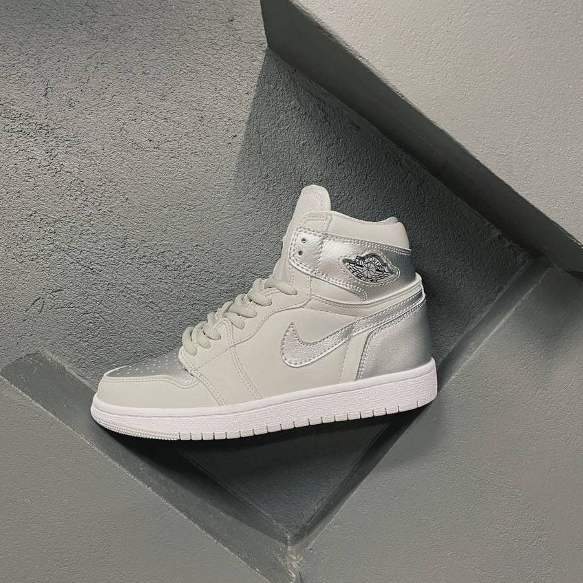 

Женские кроссовки Nike Air Jordan 1 Retro Mid Grey Silver / Найк Аир Джордан 1 Ретро Мид Серые Серебристые 40, Белый