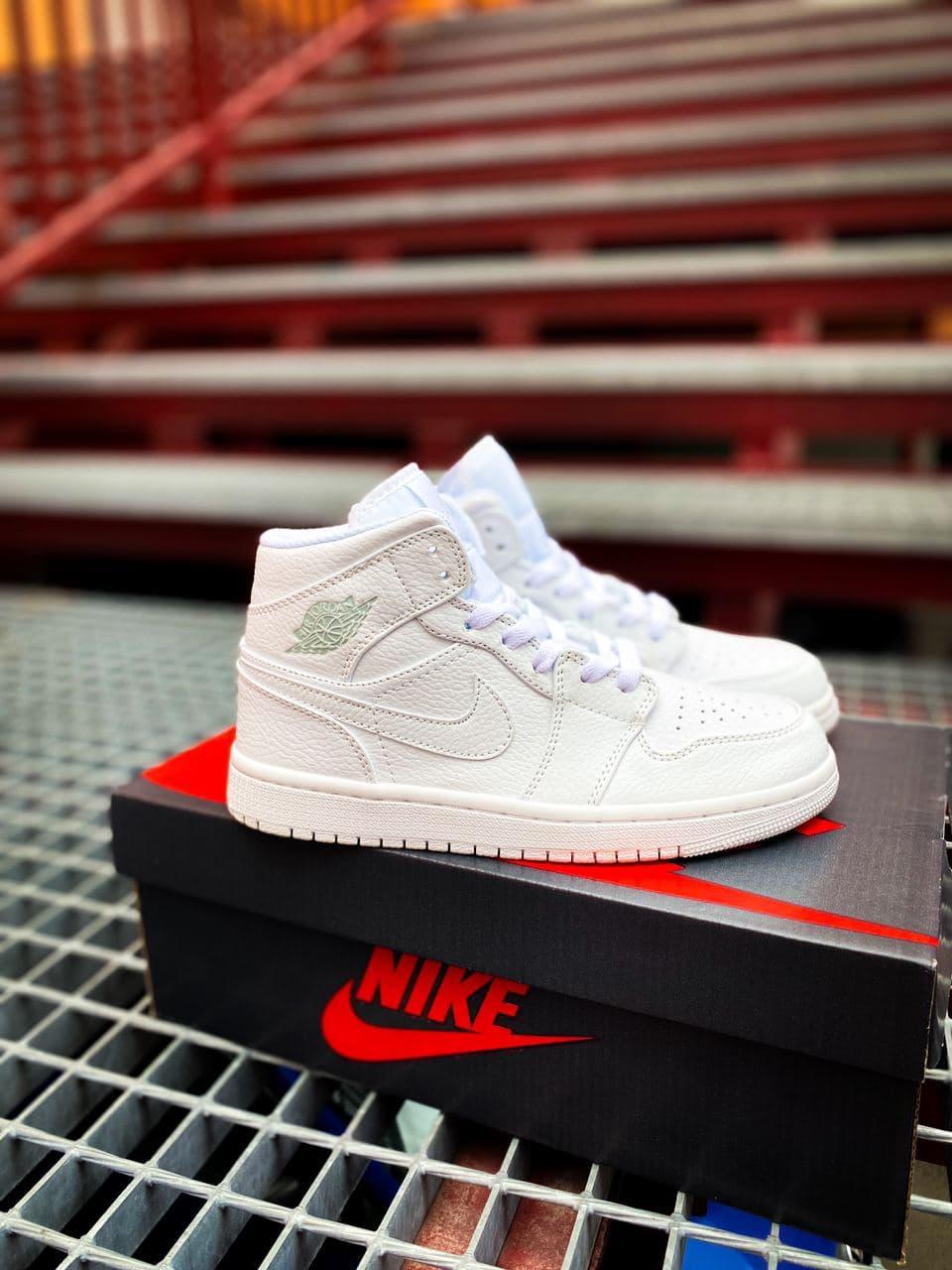 

Женские кроссовки Nike Air Jordan Retro 1 White / Найк Аир Джордан Ретро 1 Белые 37, Белый